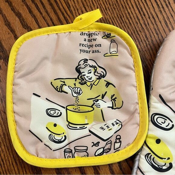 Retro “Droppin’ New Recipes On Your A**” Oven Mit Set Yellow Tan Funny Vintage - Picture 2 of 4